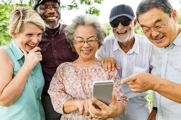 grupo-de-idosos-aposentados-felizes-usando-um-dispositivo-digital_53876-155564